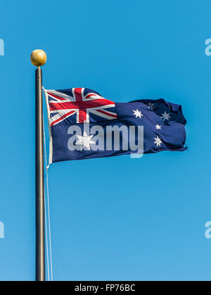 La bandiera australiana contro il cielo blu chiaro Foto Stock