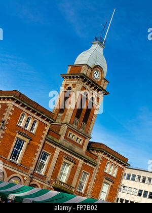 L'outdoor street market e il Mercato coperto in Chesterfield Town Center North East Derbyshire England Regno Unito Foto Stock