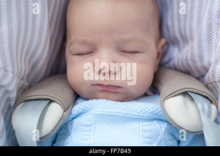 3 mesi baby boy dormire nel suo passeggino una giornata di sole Foto Stock