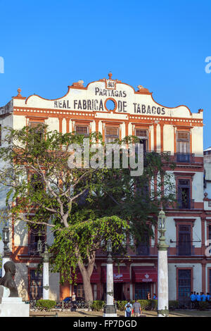 L'Avana, Cuba - Aprile 2, 2012: costruzione di Partagas, uno dei più antichi sigari cubani, marchio di fabbrica Foto Stock