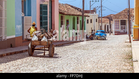 TRINIDAD, CUBA - MARZO 30, 2012: carrozza e vintage auto Chevrolet a strade della città vecchia Foto Stock