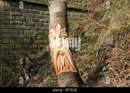 Faccia la scultura in legno sul Trans Pennine Trail, Stottercliffe, Penistone, South Yorkshire. Sega a catena scolpito da un ceppo di albero. Foto Stock