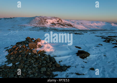 La Kinder Scout altopiano al tramonto, da Mill Hill summit, al di sopra di Hayfield, Peak District, Derbyshire, England, Regno Unito Foto Stock