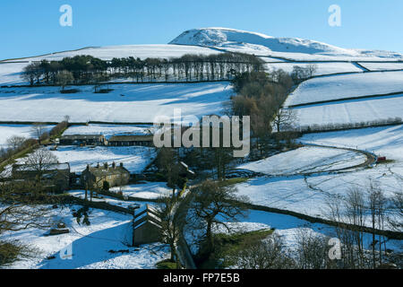 La Kinder Scout altopiano sopra la valle Sett, vicino Hayfield, Peak District, Derbyshire, Inghilterra, Regno Unito. Dal Monte colmo di carestia. Foto Stock