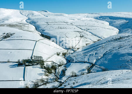 La Kinder Scout altopiano sopra la valle Sett, vicino Hayfield, Peak District, Derbyshire, Inghilterra, Regno Unito. Dal Monte colmo di carestia. Foto Stock