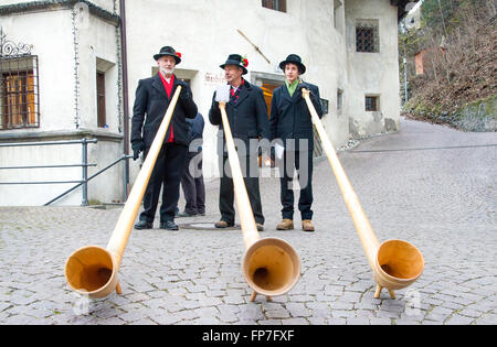 Alphorn giocatori eseguire nel centro storico di Brunico Foto Stock