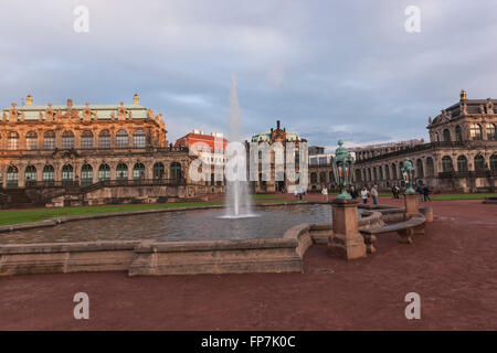 Fontana nel Palazzo Zwinger cortile, Dresda, Sassonia, Germania Foto Stock