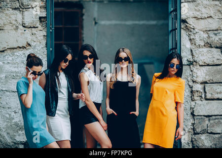 Cinque giovani belle ragazze in città Foto Stock