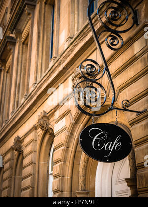 Ornati in segno per un esclusivo Cafe in una città europea Foto Stock