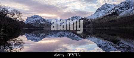 Buttermere riflessioni a sunrise su un gelido inverno mattina. Lake District, England, Regno Unito Foto Stock