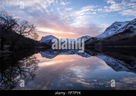 Buttermere riflessioni a sunrise su un gelido inverno mattina. Lake District, England, Regno Unito Foto Stock