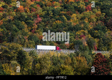 Carrello sulla strada lungo il tragitto per la consegna, Covington, Pennsylvania, STATI UNITI D'AMERICA Foto Stock