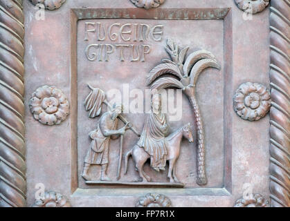 Fuga in Egitto su San Ranieri porta della Cattedrale Santa Maria Assunta a Pisa, Italia Foto Stock