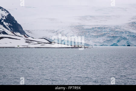 Il Comandante Ferraz stazione antartica - Brasiliano Antarctic Research Station. Posizionato in Admiralty Bay, sull'isola King George, vicino alla punta della penisola antartica. Oggi ospita circa 60 persone, tra cui ricercatori, tecnici e personale, militari e civili. Foto Stock