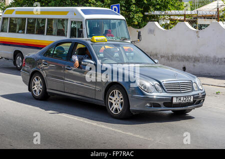 Taxi Mercedes guidando lungo una strada nella città di Kyrenia, la parte settentrionale di Cipro. Foto Stock