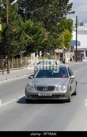 Taxi Mercedes guidando lungo una strada nella città di Kyrenia, la parte settentrionale di Cipro. Foto Stock