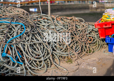 Corda, quayside attrezzatura da pesca, fune di tutti i diversi colori e dimensioni, Foto Stock