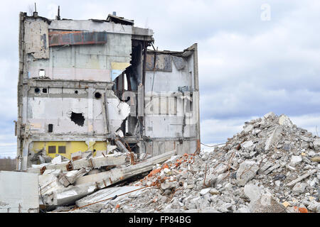 Pezzi di metallo e pietra sono fatiscenti dal demolito solai Foto Stock