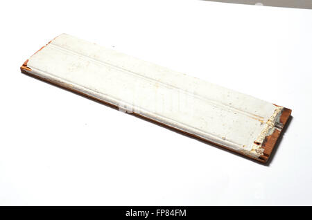 Breve pezzo di vecchio legno tagliato per segnaletica con spazio per parole Foto Stock