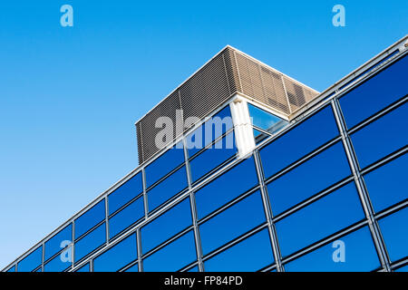 Milton Keynes blocco ufficio finestre di vetro astratta. Milton Keynes, Buckinghamshire, Inghilterra Foto Stock