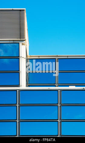 Milton Keynes blocco ufficio finestre di vetro astratta. Milton Keynes, Buckinghamshire, Inghilterra Foto Stock