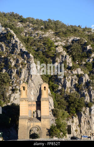 Resti della storica Mirabeau Suspension Bridge (1845) oltre il Fiume Valle della Durance Luberon Parco Regionale Provence Francia Foto Stock