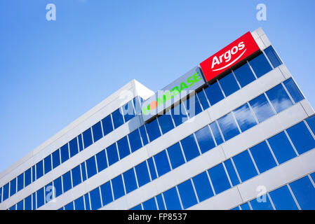 Milton Keynes home retail group blocco ufficio finestre di vetro. Milton Keynes, Buckinghamshire, Inghilterra Foto Stock