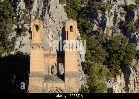 Resti della storica Mirabeau Suspension Bridge (1845) oltre il Fiume Valle della Durance Luberon Parco Regionale Provence Francia Foto Stock