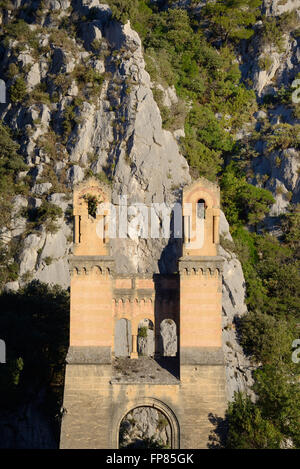 Resti della storica Mirabeau Suspension Bridge (1845) oltre il Fiume Valle della Durance Luberon Parco Regionale Provence Francia Foto Stock