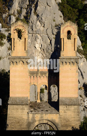 Resti della storica Mirabeau Suspension Bridge (1845) oltre il Fiume Valle della Durance Luberon Parco Regionale Provence Francia Foto Stock