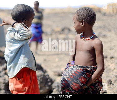 Asciugare vulcanica terra sterile di Danakil deserto-via quasi cancellati via dalla città Afrera per Dodon-campo base del vulcano Erta Ale. Foto Stock