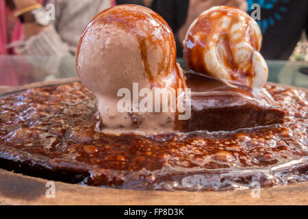 Double scoop sfrigolanti cioccolata calda Brownie servita in giardino Mapro, Panchgani, Maharashtra Foto Stock