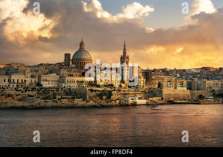 Vista panoramica di La Valletta al tramonto con chiesa carmelitana cupola e St. Pauls Cattedrale Anglicana. Malta Foto Stock