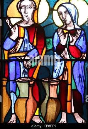 Nozze di Cana, finestra di vetro colorato nella Basilica di San Vito di Ellwangen, Germania Foto Stock