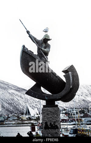 Statua commemorativa della Norvegia storia di caccia alle balene e la Cattedrale Artica. Tromso. La Norvegia. Foto Stock