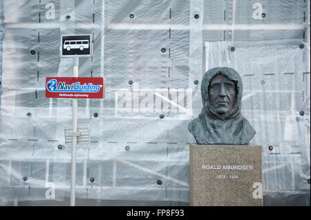 Busto in bronzo di Roald Amundsen al di fuori del museo polare. Tromso. Norvegia Foto Stock