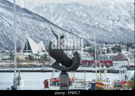 Statua commemorativa della Norvegia storia di caccia alle balene e la Cattedrale Artica. Tromso. La Norvegia. Foto Stock