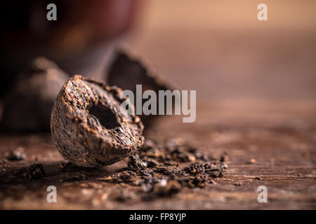 Close up premuto Pu-erh le foglie di tè bricchette Foto Stock