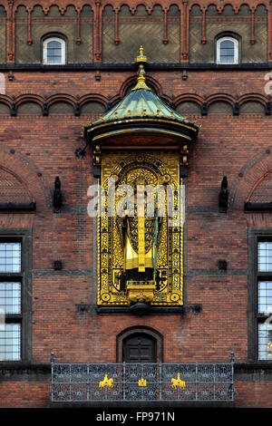 Statua dorata del vescovo Absalon Copenhagen City Hall, Danimarca Foto Stock