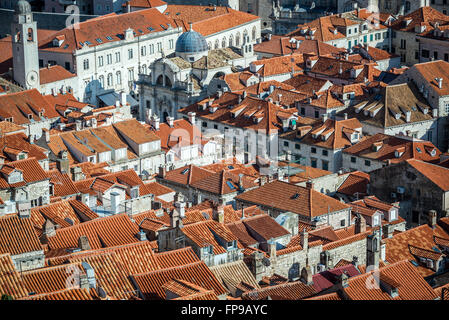 Vista da mura difensive di Dubrovnik, la Città Vecchia di Dubrovnik, Croazia. Chiesa di San Biagio e Torre Campanaria sulla foto Foto Stock