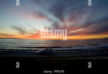 Guida auto sulla Pacific Coast Highway in California del Sud al tramonto. Foto Stock