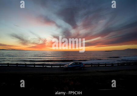 Guida auto sulla Pacific Coast Highway in California del Sud al tramonto. Foto Stock