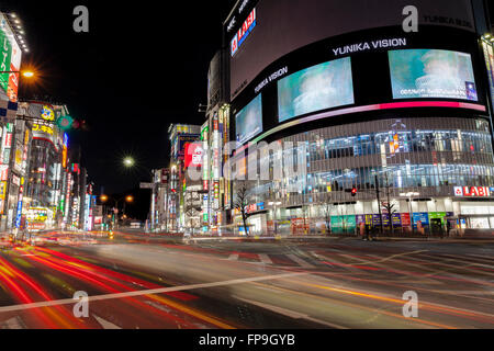 Il traffico automobilistico di Shinjuku, Tokyo Foto Stock