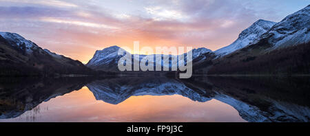 Buttermere riflessioni a sunrise su un gelido inverno mattina. Lake District, England, Regno Unito Foto Stock