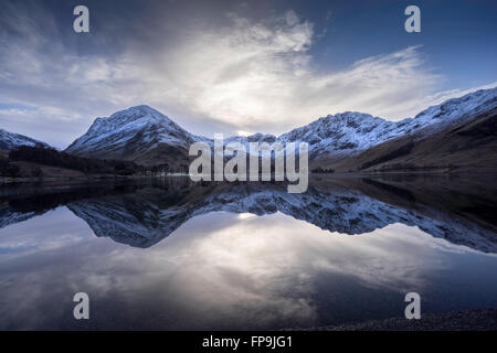 Buttermere riflessioni a sunrise su un gelido inverno mattina. Lake District, England, Regno Unito Foto Stock