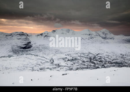 Il tramonto sopra Beinn Dearg (Torridon) e Sgurr Mor (Beinn Alligin) in inverno, Torridon, Scozia Foto Stock