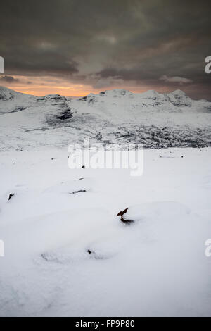 Il tramonto sopra Beinn Dearg (Torridon) e Sgurr Mor (Beinn Alligin) in inverno, Torridon, Scozia Foto Stock