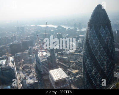 Londra: il Gherkin Swiss Re Building da sopra Foto Stock