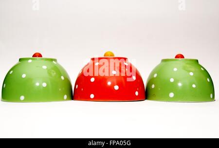 Polka Dot ciotole con pomodori ciliegia Foto Stock