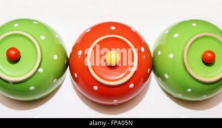 Polka Dot ciotole con pomodori ciliegia Foto Stock